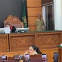 Drama di Ruang Sidang, Nikita Mirzani Acungkan Jari Tengah ke Pendukung Reza Gladys