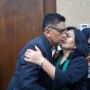 Tanpa Kata, Momen Haru saat Istri Cium dan Elus Hasto Jelang Sidang Putusan