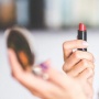7 Cara Cegah Bibir Gelap Gegara Sering Pakai Lipstik, Pilih Bahan Alami Paling Oke!