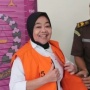 Terjerat Korupsi, Kades Perempuan di Sukabumi Ini Malah Cengengesan Saat Ditahan