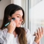 5 Rekomendasi Bedak dengan Kandungan Niacinamide untuk Mengurangi Flek Hitam di Usia 40 Tahun