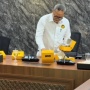 Tercecer di Meja, Viral Menko Pangan Zulhas Punguti Makanan Sisa Rapat: Masih Utuh
