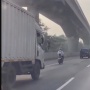 Pemotor Masuk Tol Jakarta-Cikampek! Ternyata Buru-buru Lagi Lamar Kerjaan