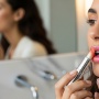 Rahasia Bibir Kilau Seharian, Ini 7 Rekomendasi Lipstik Glossy yang Tahan Lama