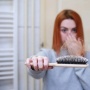 7 Penyebab Kerontokan Rambut, Termasuk Diet Ekstrem?