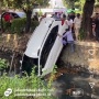 Mobil BR-V Nyebur ke Kali Kelapa Gading, Emak-emak Panik Salah Injak Pedal Gas usai Diklakson