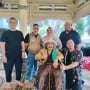 Gaya Bak Koboi, Jaja Mihardja Girang Main Bareng Kakatua Raja di Rumah Irfan Hakim