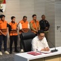 iPhone 16 Pro Bupati Koltim Ikut Disita KPK, Duit Rp200 Juta yang Diamankan Saat OTT Dipamerkan