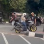 Pak Ogah Tol Trotoar Dekat Gedung DPR Kesal Aksinya Diviralkan: Kami Bukan Maling!