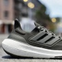 Bye Kaki Pegal! Ini 3 Jagoan Adidas Paling Empuk untuk Jalan Seharian