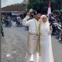 Bukan di Studio, Pengantin Ini Jadikan Lautan Demo Pati Latar Foto Nikah Mereka?