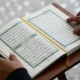 Arti Mimpi Dikasih Al-Quran oleh Seseorang, Pertanda Baik atau Buruk?