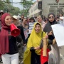 Puluhan Emak-emak 'Kepung' Polda Metro, Dukung Abraham Samad Lawan Kasus Ijazah Jokowi!