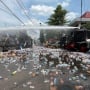 Demo Pati Ricuh: Gebang Kantor Bupati Nyaris Roboh, Polisi Tembakan Gas Air Mata