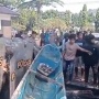 Demo Membara Tuntut Bupati Sudewo Mundur: Rakyat Pati Murka Jebol Pagar DPRD Pakai Perahu!