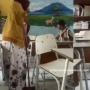 Anak Asyik Duduk Manis Saat Ibunya Nyapu Kelas, Netizen Heran: Ini Mendidik Raja?