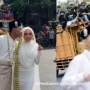Viral Pengantin di Pati Ini Jadikan Demo Besar-besaran Background Foto Nikah