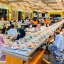 Sensasi Makan Sushi Unik di Atas Conveyor Belt Terpanjang