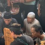 Tangis Pilu Suami Mpok Alpa, Tak Kuasa Turun ke Liang Lahad