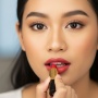 Mau Bibir On Terus Seharian? Ini 5 Pilihan Lipstik yang Tahan Lama, Anti Air dan Minyak