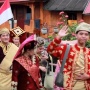 HUT RI ke-80: Wisatawan 'Berparade' Baju Adat Minang di Solok Selatan