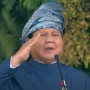 Momen Prabowo Pakai Tanjak Melayu Riau di Upacara Penurunan Bendera