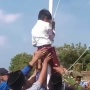 Bocah SD Jadi Pahlawan! Nekat Panjat Tiang 12 Meter Selamatkan Merah Putih Berkibar