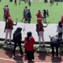 Bikin Geleng-geleng, Kelakuan Emak-emak 'Jarah' Bunga Istana Seusai Upacara