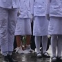 Sat Set! Aksi Sigap Protokol Gunting Stoking Paskibraka yang Melorot di Tengah Upacara