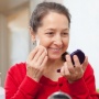 5 Skincare untuk Usia 50 Tahun ke Atas: Samarkan Penuaan, Wajah Segar Seharian