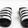 Lupakan Adilette Garis Tiga! Ini 3 Adilette 2025 yang Buat Semua Mata Tertuju Padamu.