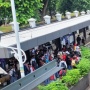 Stasiun Palmerah Mencekam Imbas Demo DPR Ricuh: Penumpang Terlantar 3 Jam, Jalur KRL Ditutup Total