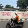 Massa Ngamuk Protes Gaji DPR Rp 3 Juta Sehari, Tembok Dicoret: Indonesia Sold!