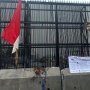 Meski Terhalang Beton Berlumur Oli, Massa Tetap Bisa Kibarkan Bendera One Piece di Gerbang DPR