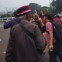 Demo 25 Agustus di DPR Ricuh: Pendemo Dibopong Gegara Luka-luka, Polisi Dicap Anarkis!