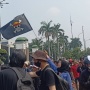 Tolak Tunjangan Rumah Dinas, Massa Aksi di DPR Bawa Simbol Bajak Laut One Piece