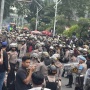 Mendadak Mundur Teratur: Kedatangan Mobil Komando Mahasiswa Bikin Polisi Ganti Strategi di Depan DPR