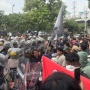 'STM Datang Bawa pasukan', Aparat Bertameng Hadang Laju Pelajar yang Coba Terobos DPR