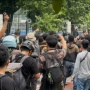 Tercecer dari Gerombolannya, Polisi Bermotor Disoraki Demonstran Bubarkan DPR