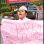 Berpeci dan Tenteng Poster Bubarkan DPR, Orasi Badru Kepiting Bikin Pendemo-Polisi Terhibur!