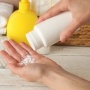 Apakah Bedak Tabur Bayi Aman Digunakan oleh Orang Dewasa yang Berjerawat? Ini Faktanya