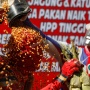 Protes Harga Pakan Mahal, Peternak Ayam Solo Gelar Aksi Mandi Jagung