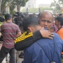 Tangis Haru Pecah Saat 196 Pelajar Demo DPR Dibebaskan, Genggaman Tangan Ortu Tak Lepas