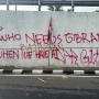 Demo DPR Ricuh: Tembok Dihajar Tulisan 'Who Needs Gibran' hingga Sindiran Gaji Dewan 'IQ Jongkok'!