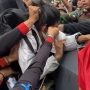 Berakhir di Tangan Massa, Komplotan Copet Bonyok Dihajar Warga di Halte TransJakarta Buaran