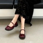 5 Sepatu Mary Jane Nuansa Merah yang Bikin OOTD Natalmu Makin Standout