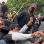 Nekat Nyopet HP di Tengah Aksi Buruh, Pria Ini Diamuk Massa hingga Muntah-muntah