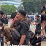 Adzan Berkumandang di Depan Gedung DPR RI, Massa Aksi Demo Kompak Salat Berjamaah