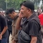 Saat Pintu DPR Tertutup, Viral Pendemo Ketuk 'Pintu Langit' Dengan Sholat di Aspal
