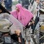 Nyala Jiwa Ibu Berjilbab Pink: Elegi Perjuangan di Negeri yang Tengah Lebur